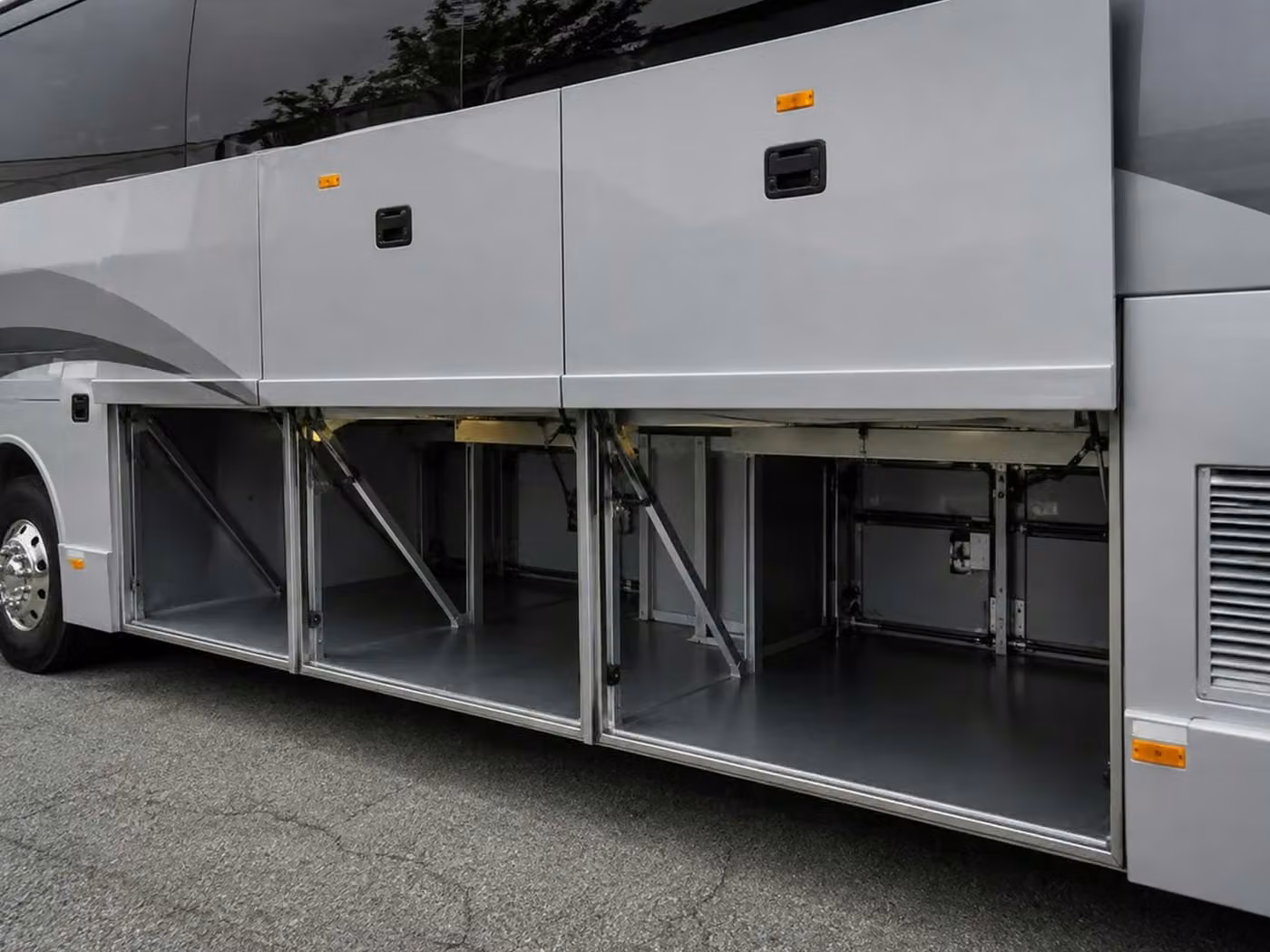 davenport 56 passenger charter bus luggage bays